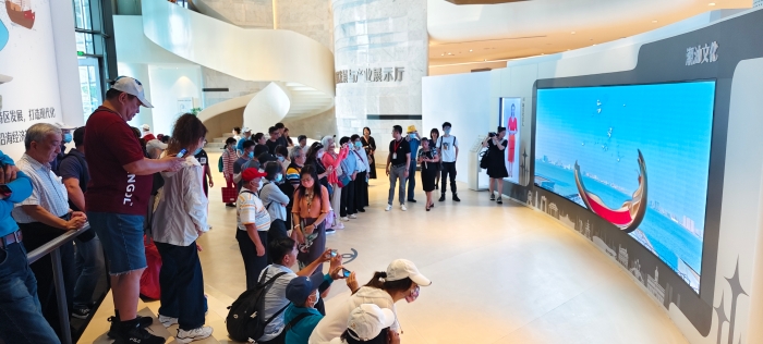 6月19日下午，台湾媒体记者和台胞参观东海岸新城展厅2