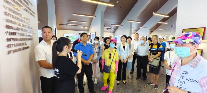 6月20日，领导、嘉宾参观潮南台创园展厅