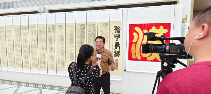 6月27日下午，汕台厦名家书画艺术交流展在妈屿蓝合胜书店举行。海峡书院荣誉院长林志良先生接受采访