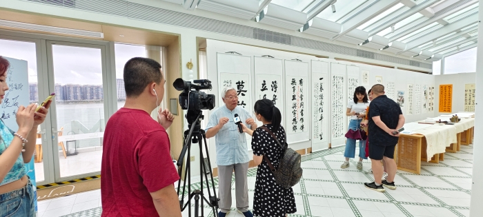 6月27日下午，汕台厦名家书画艺术交流展在妈屿蓝合胜书店举行。台湾书法家曹原彰先生接受采访