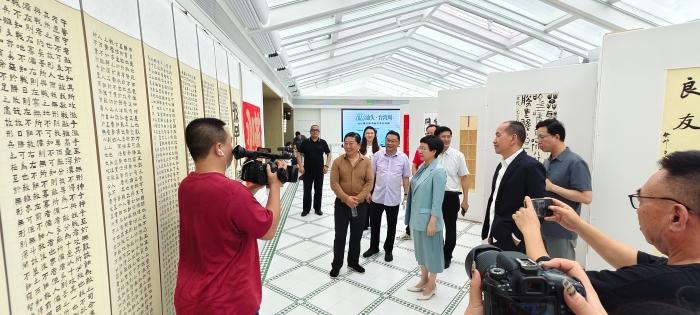 6月27日下午，汕台厦名家书画艺术交流展在妈屿蓝合胜书店举行。与会嘉宾参观书法展现场